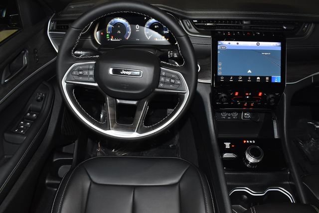 New 2025 Jeep Grand Cherokee Limited w/ Trailer Tow Package image 13