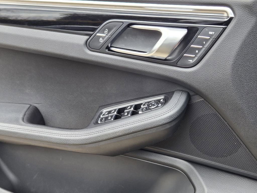 Used 2020 Porsche Macan Base image 28