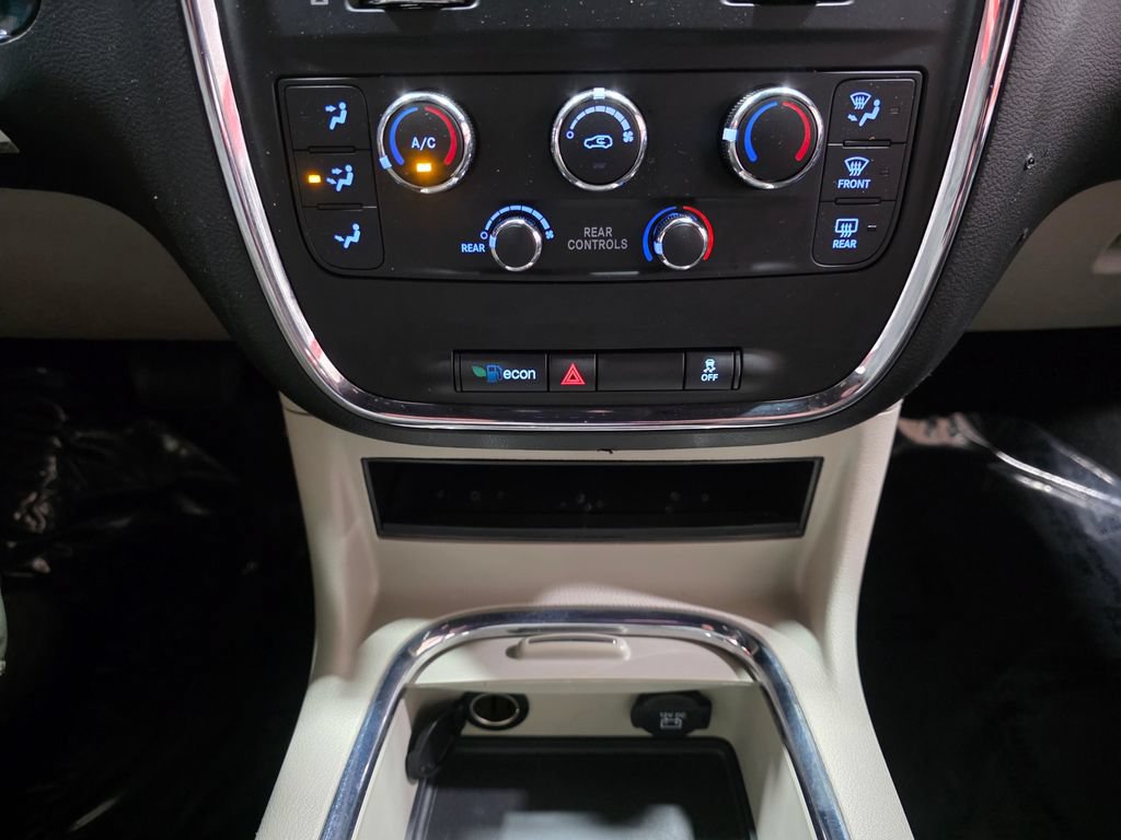 Used 2020 Dodge Grand Caravan SXT w/ Rear Park Assist Package FWD image 23