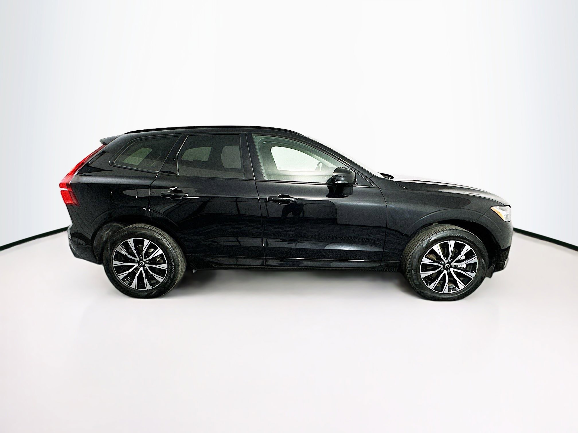 Used 2025 Volvo XC60 B5 Plus image 10