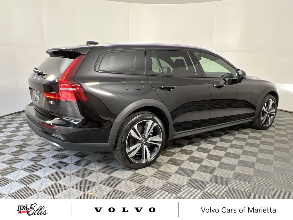 Used 2025 Volvo V60 B5 Cross Country Plus image 9