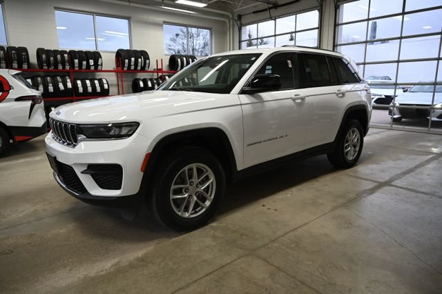 Used 2023 Jeep Grand Cherokee Laredo w/ Luxury Tech Group I AWD/4WD image 8