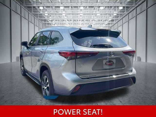 Used 2023 Toyota Highlander XLE AWD/4WD image 10