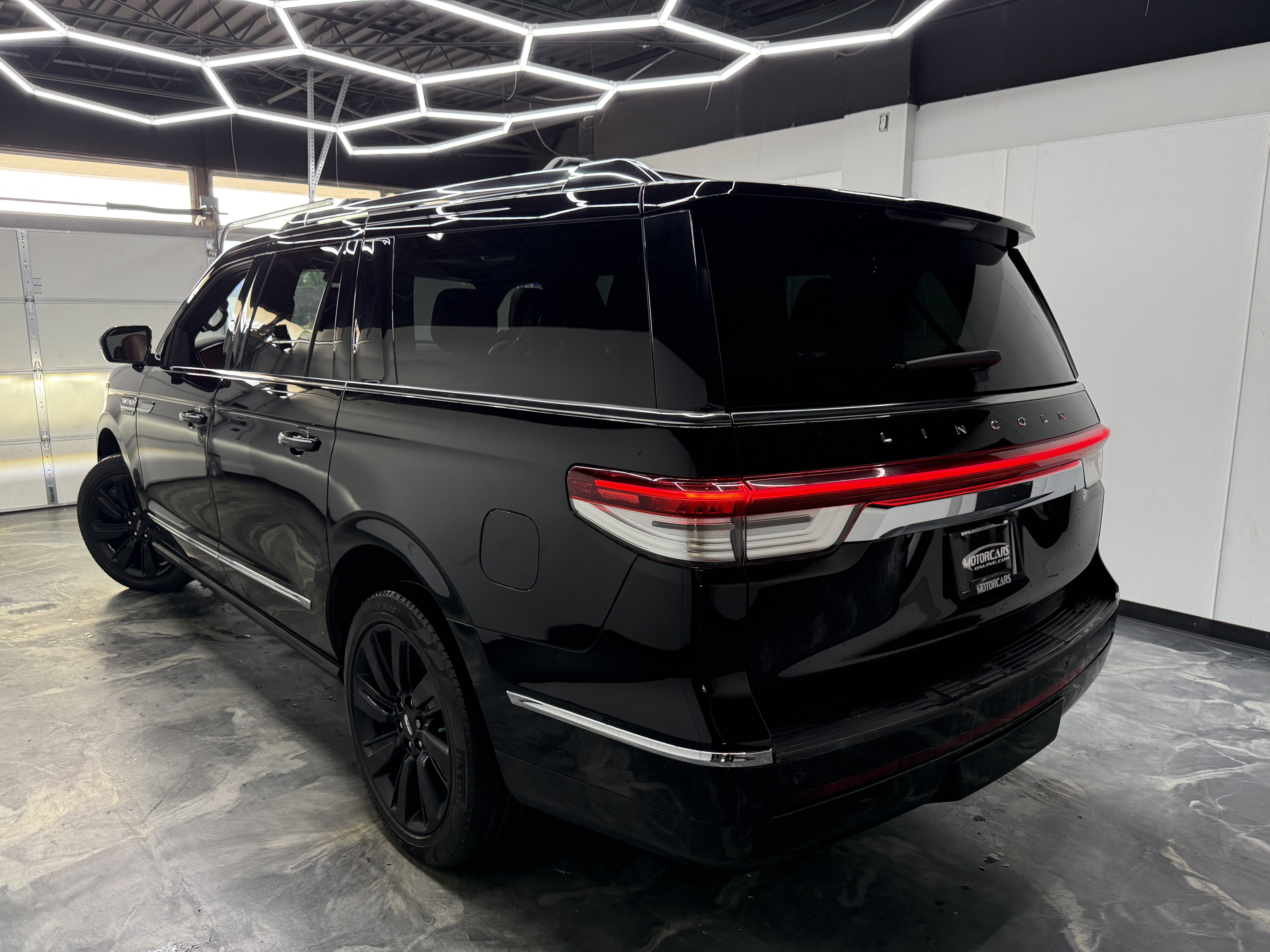 Used 2023 Lincoln Navigator L Reserve w/ Equipment Group 201A AWD/4WD image 3