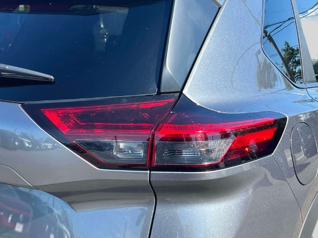 Used 2025 Nissan Rogue SV AWD/4WD image 10
