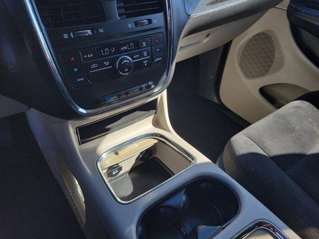 Used 2014 Chrysler Town & Country Touring image 32