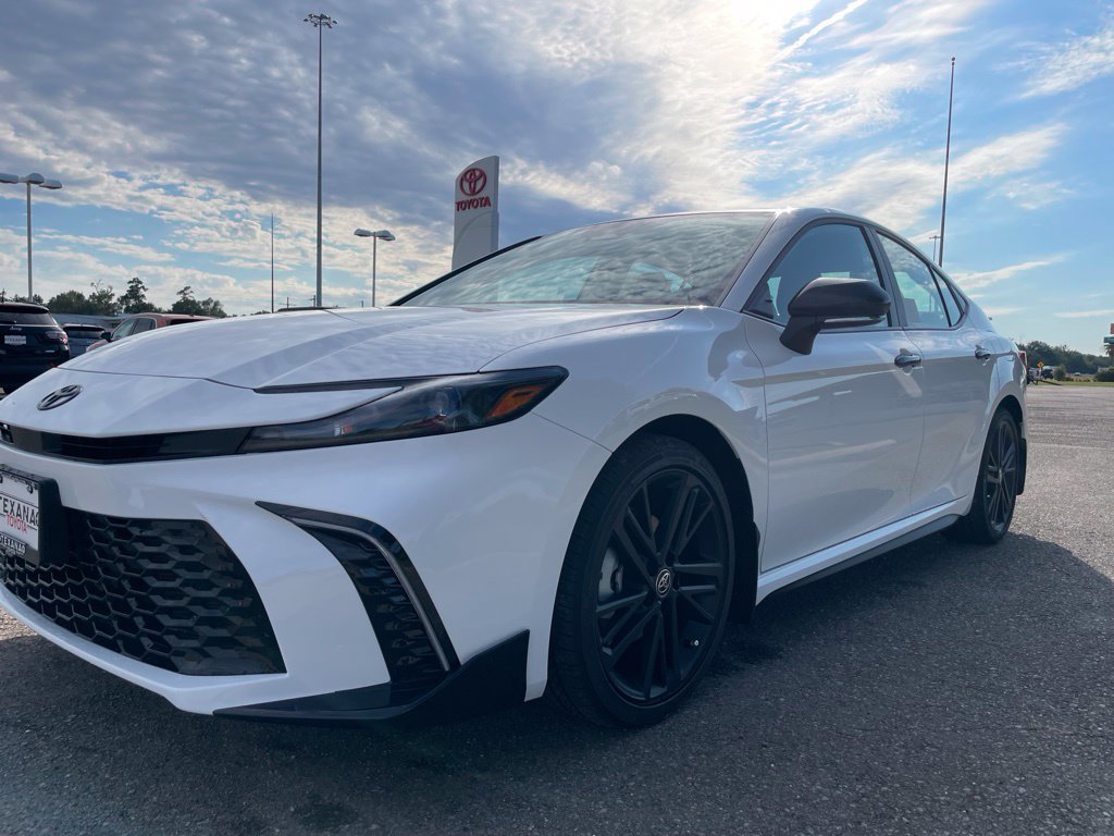New 2026 Toyota Camry Hybrid FWD image 10