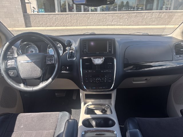 Used 2016 Chrysler Town & Country Limited FWD image 10