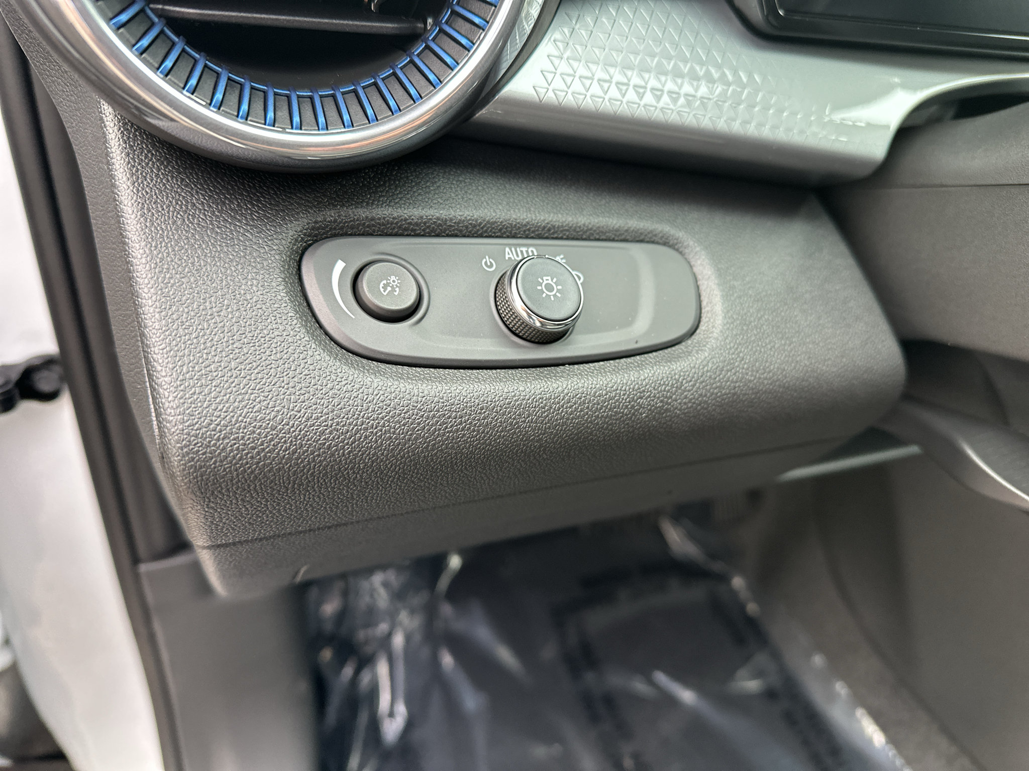 New 2026 Chevrolet Trax LT w/ LT Convenience Package FWD image 18