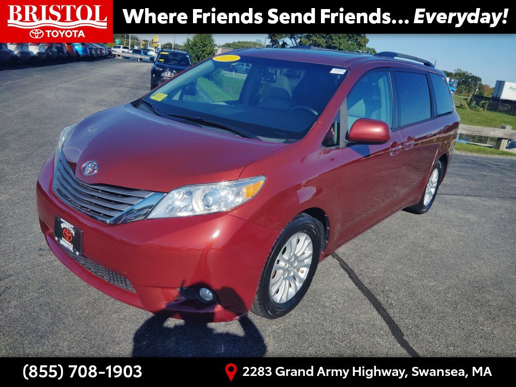 Used 2015 Toyota Sienna XLE FWD image 3
