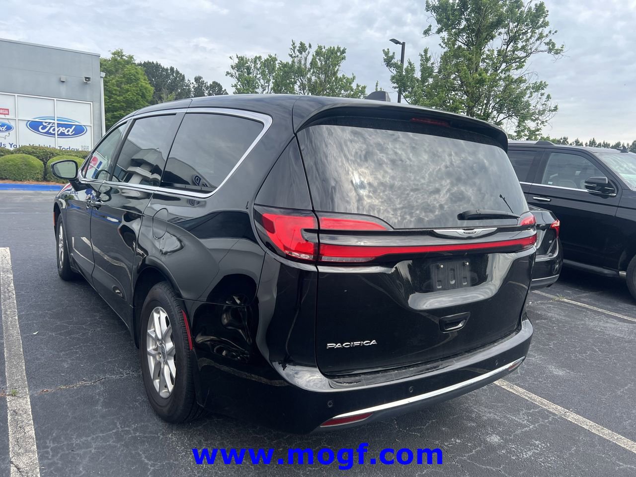 Used 2024 Chrysler Pacifica Touring-L FWD image 2