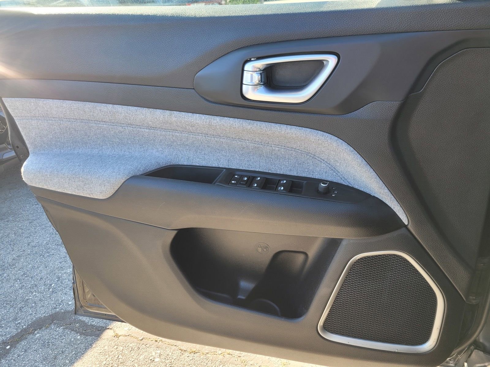 Used 2023 Jeep Compass Sport image 29