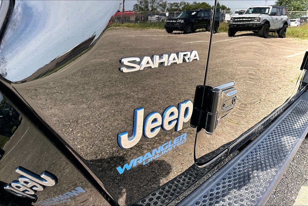 Used 2022 Jeep Wrangler Unlimited Sahara w/ Cold Weather Group AWD/4WD image 8