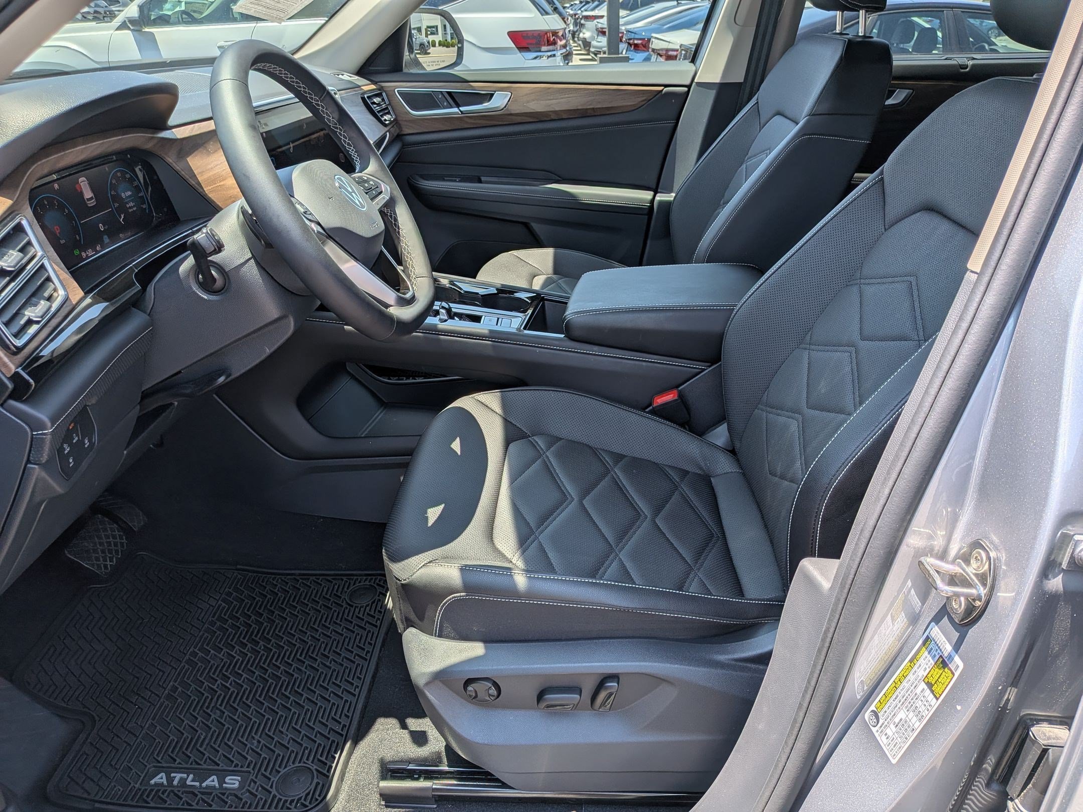 Used 2025 Volkswagen Atlas SE AWD/4WD image 15
