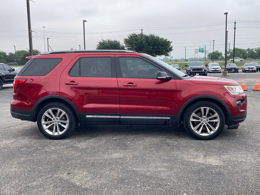Used 2018 Ford Explorer XLT w/ Equipment Group 202A FWD image 3
