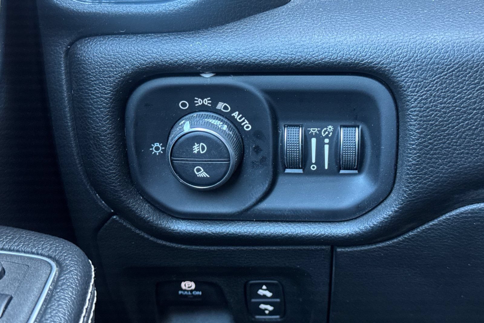 Used 2024 RAM 1500 Laramie AWD/4WD image 37