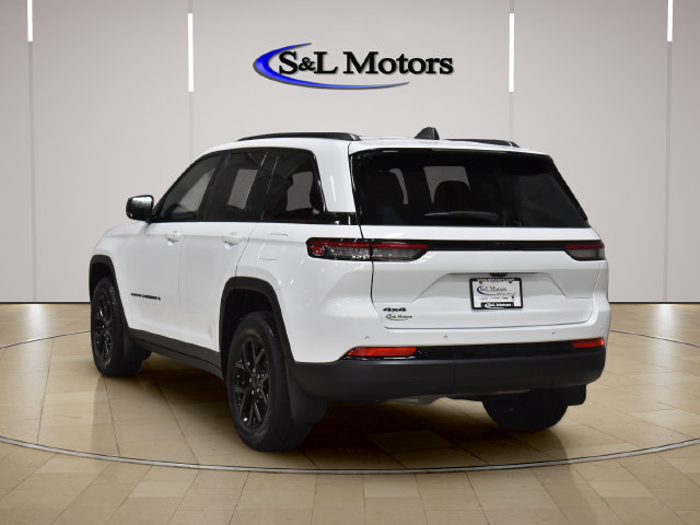 Used 2024 Jeep Grand Cherokee Altitude AWD/4WD image 6