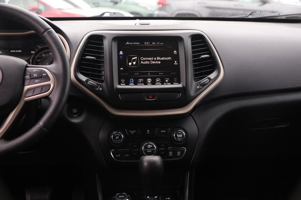 Used 2017 Jeep Cherokee Limited image 24