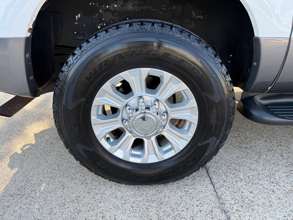 Used 2005 Ford Excursion XLT image 13