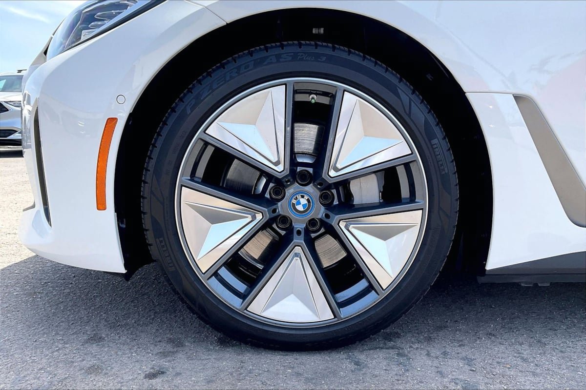 Used 2023 BMW i4 eDrive40 w/ Premium Package RWD image 7