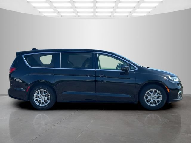 Certified 2024 Chrysler Pacifica Touring-L FWD image 8