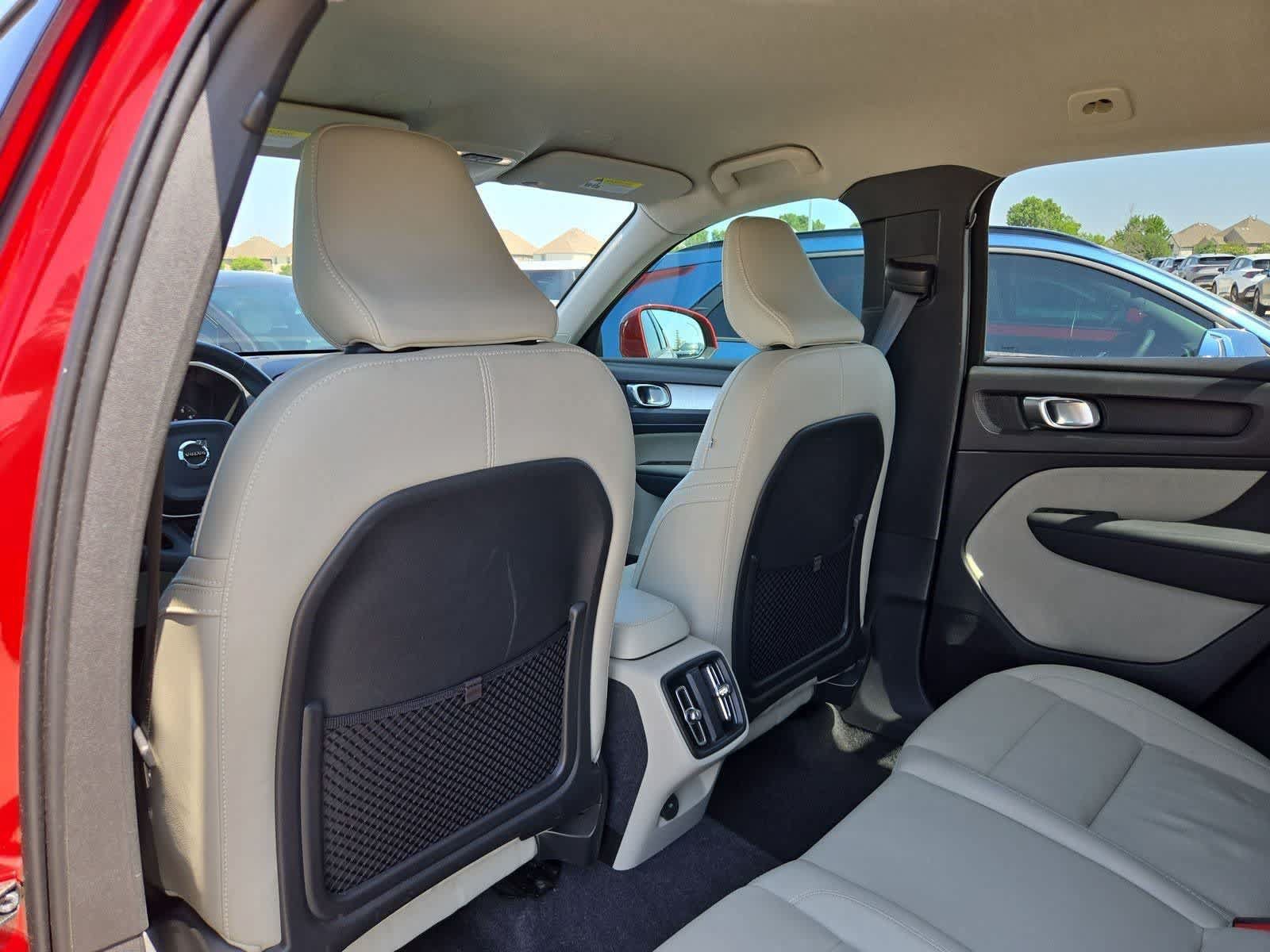 Used 2022 Volvo XC40 T4 Momentum FWD image 16