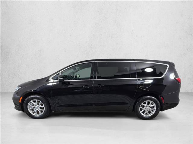 Used 2025 Chrysler Pacifica Select FWD image 6