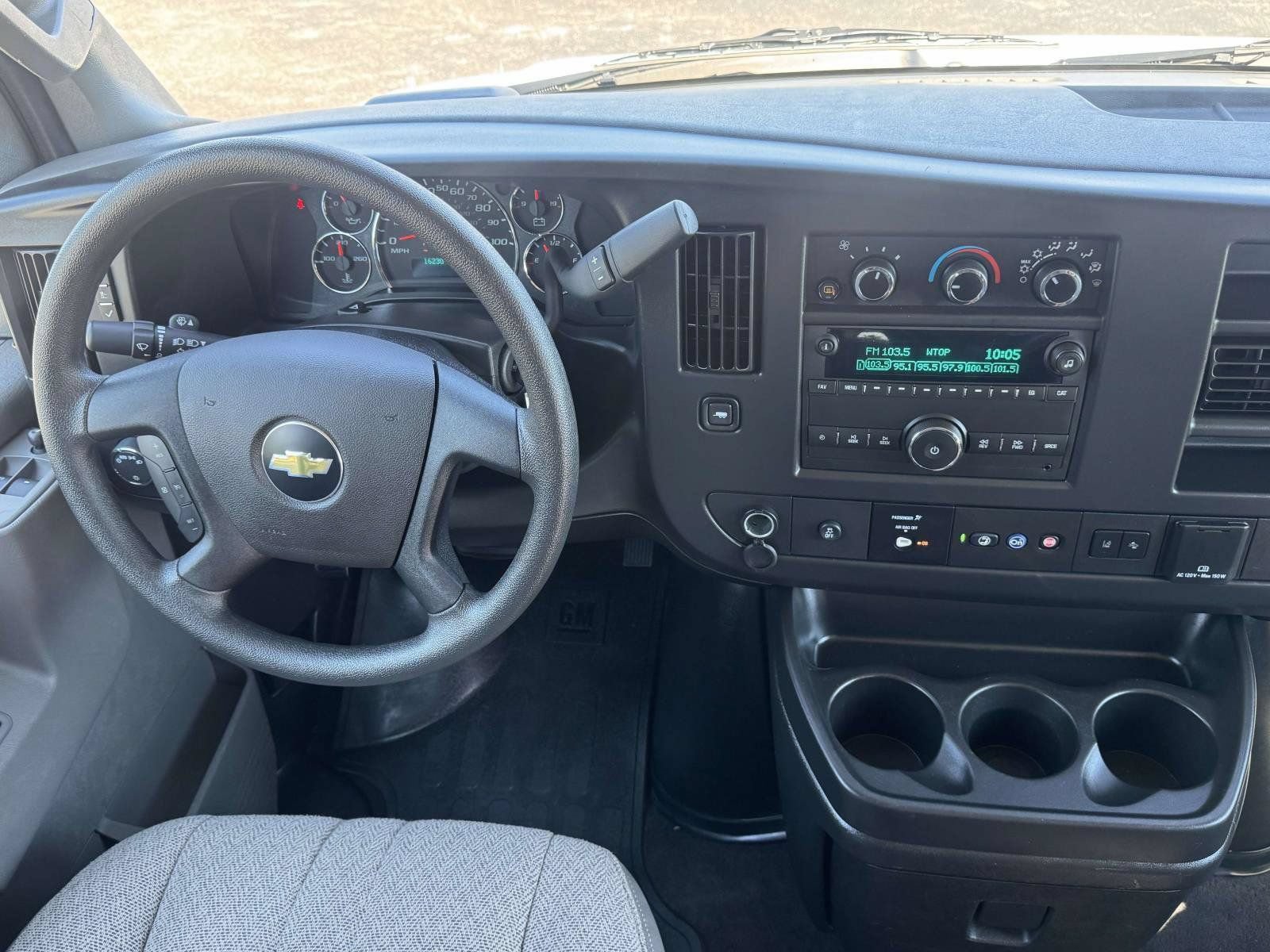 Used 2025 Chevrolet Express 3500 LT w/ LT Preferred Equipment Group RWD image 17
