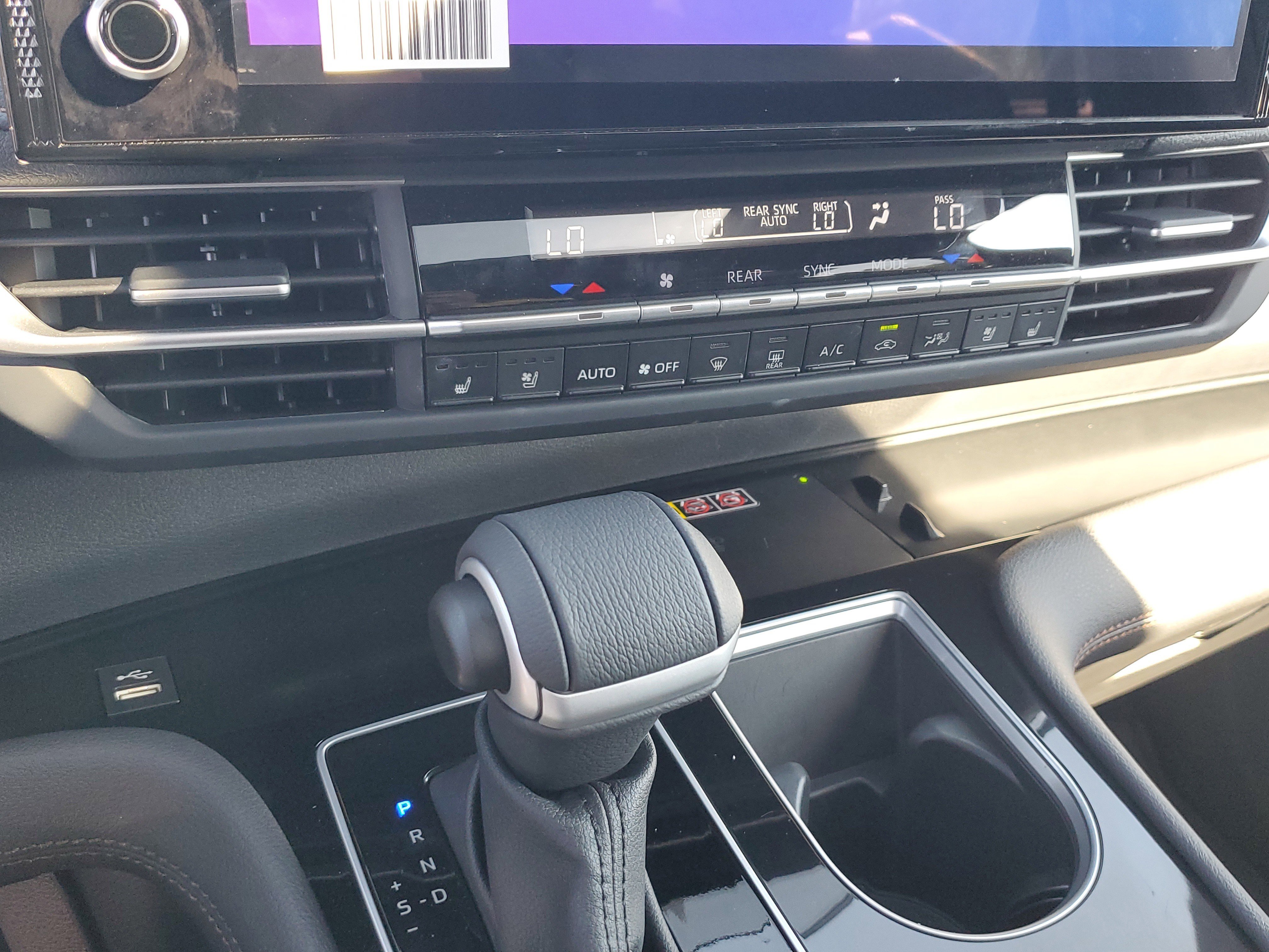 Used 2025 Toyota Sienna Limited image 28