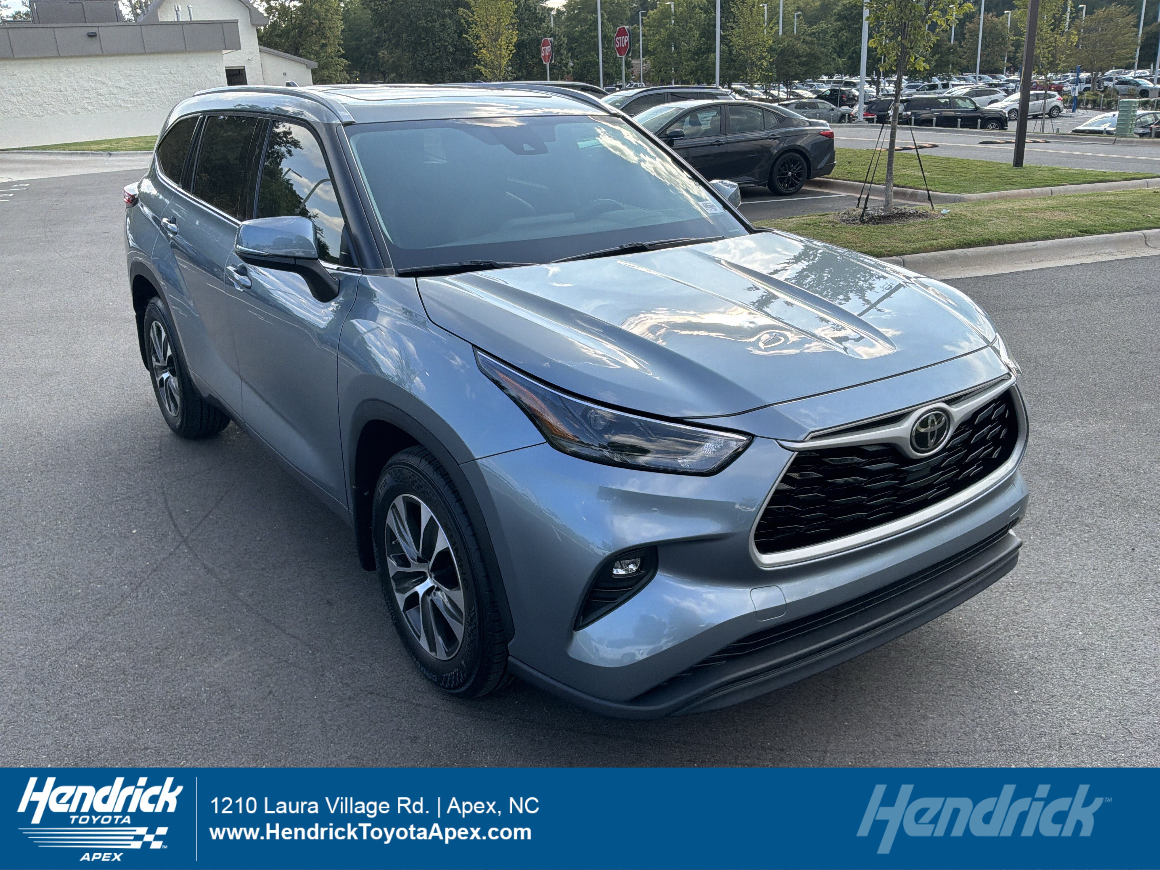 Used 2022 Toyota Highlander XLE FWD image 1