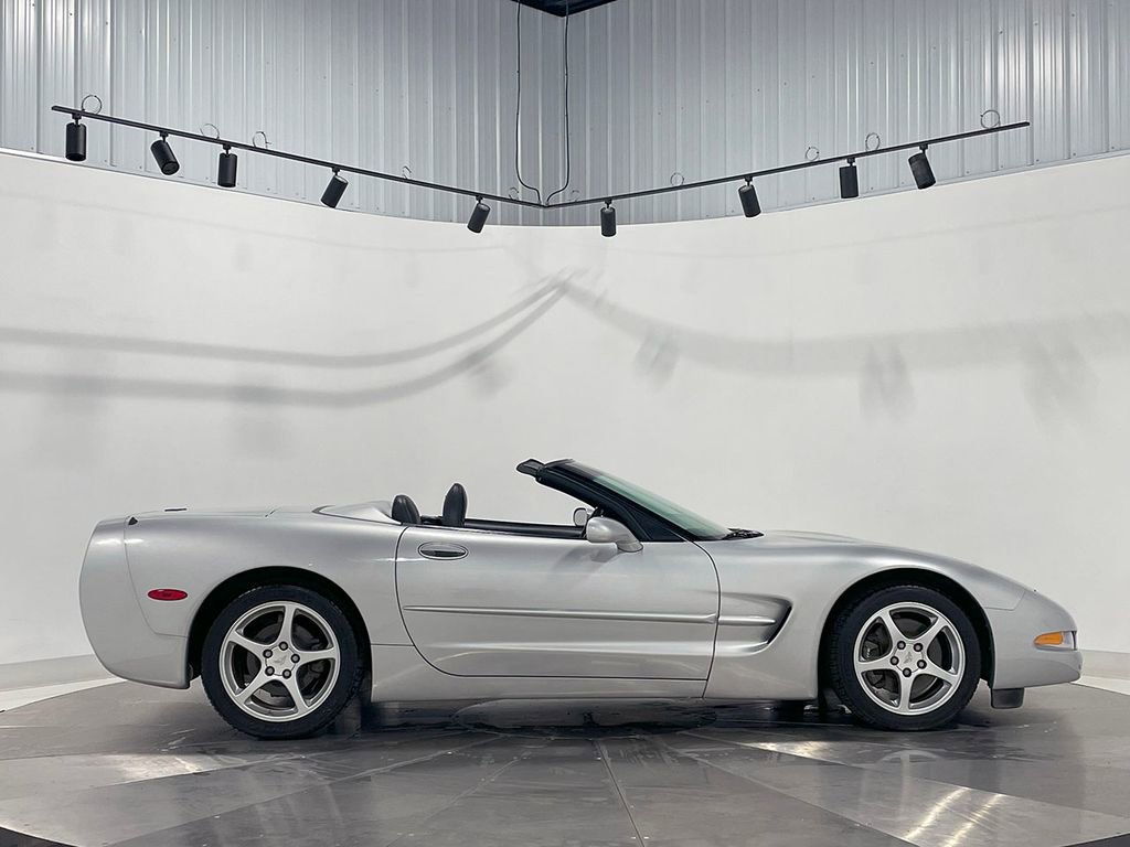 Used 2000 Chevrolet Corvette Convertible w/ Performance Handling Pkg image 32