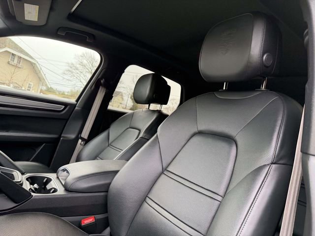 Certified 2023 Porsche Cayenne Platinum Edition image 15