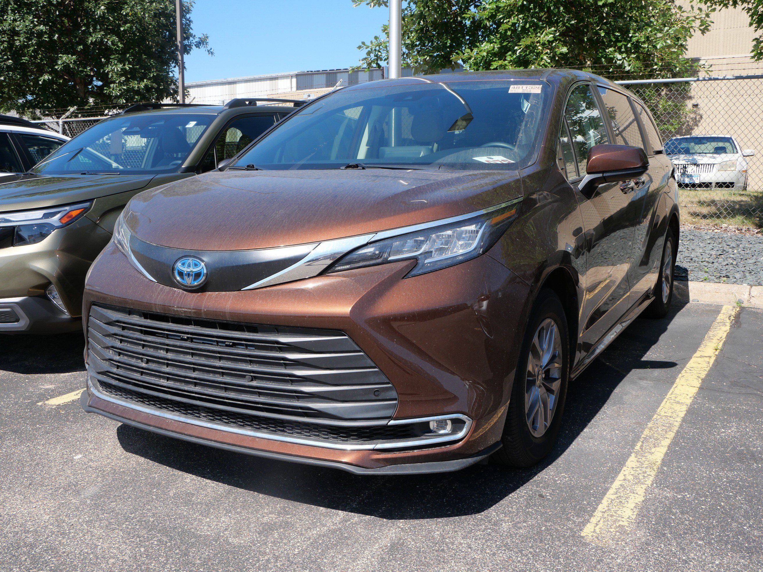 Used 2022 Toyota Sienna XLE AWD/4WD image 3