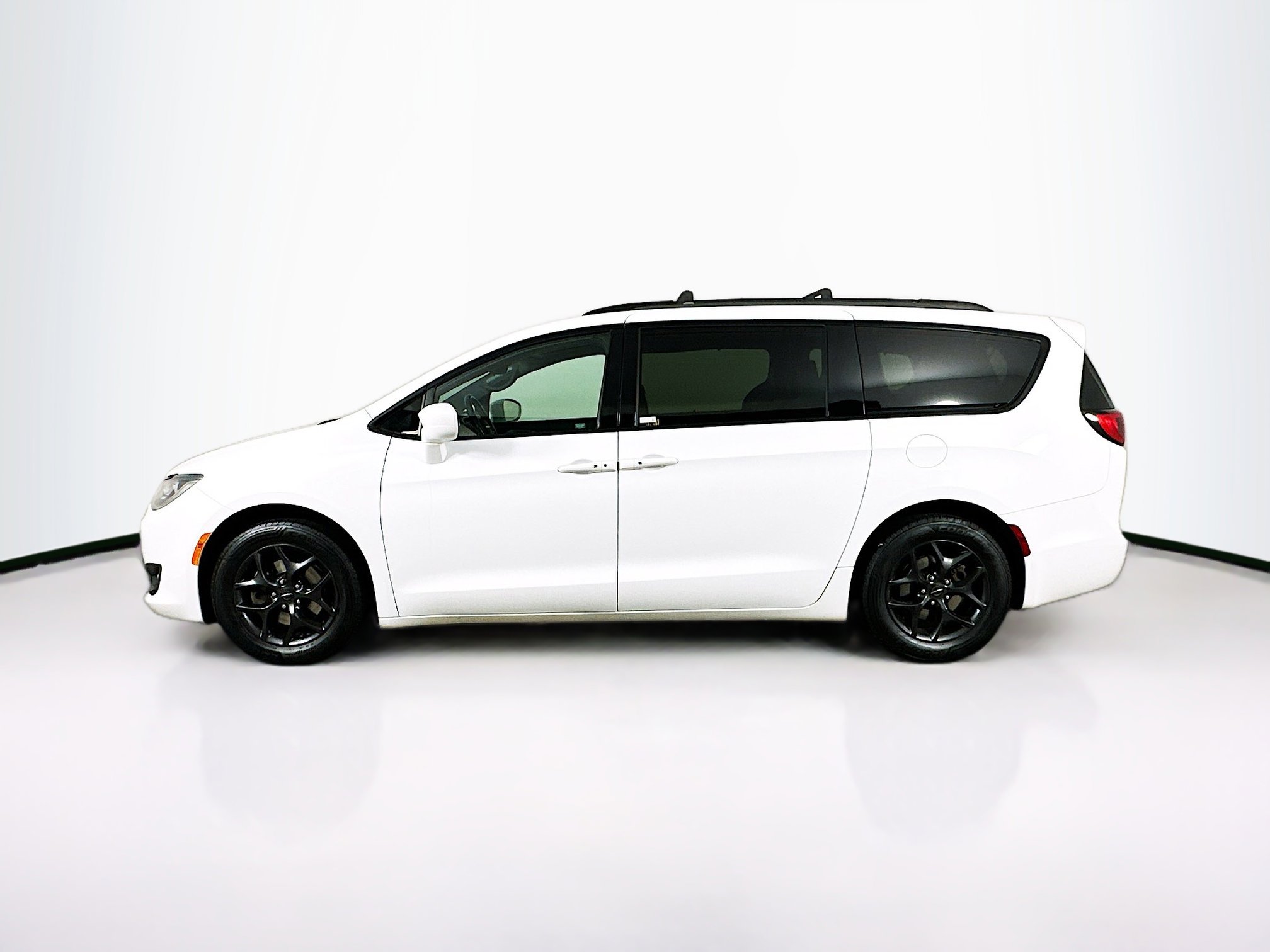 Used 2018 Chrysler Pacifica Touring-L w/ Premium Audio Group FWD image 4