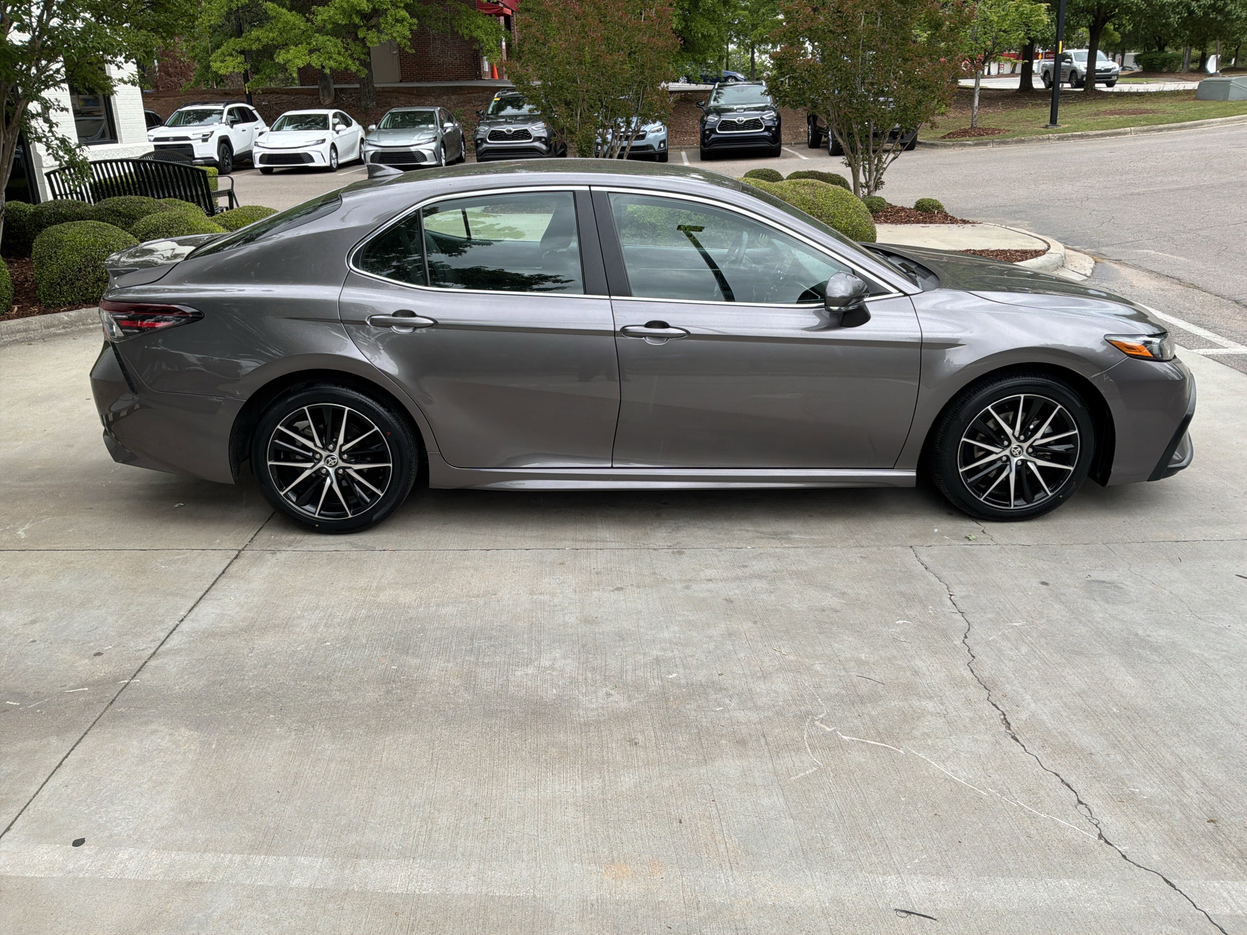 Used 2024 Toyota Camry SE FWD image 11