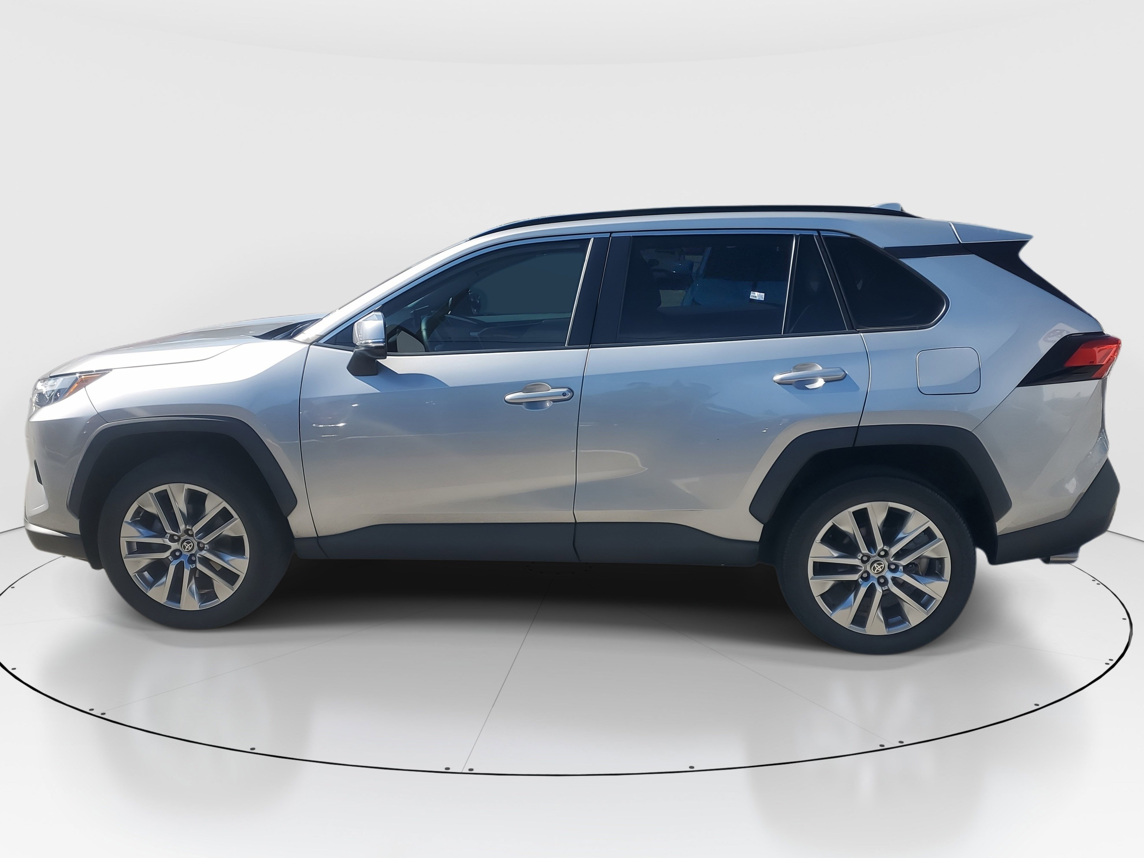 Used 2022 Toyota RAV4 XLE Premium image 6