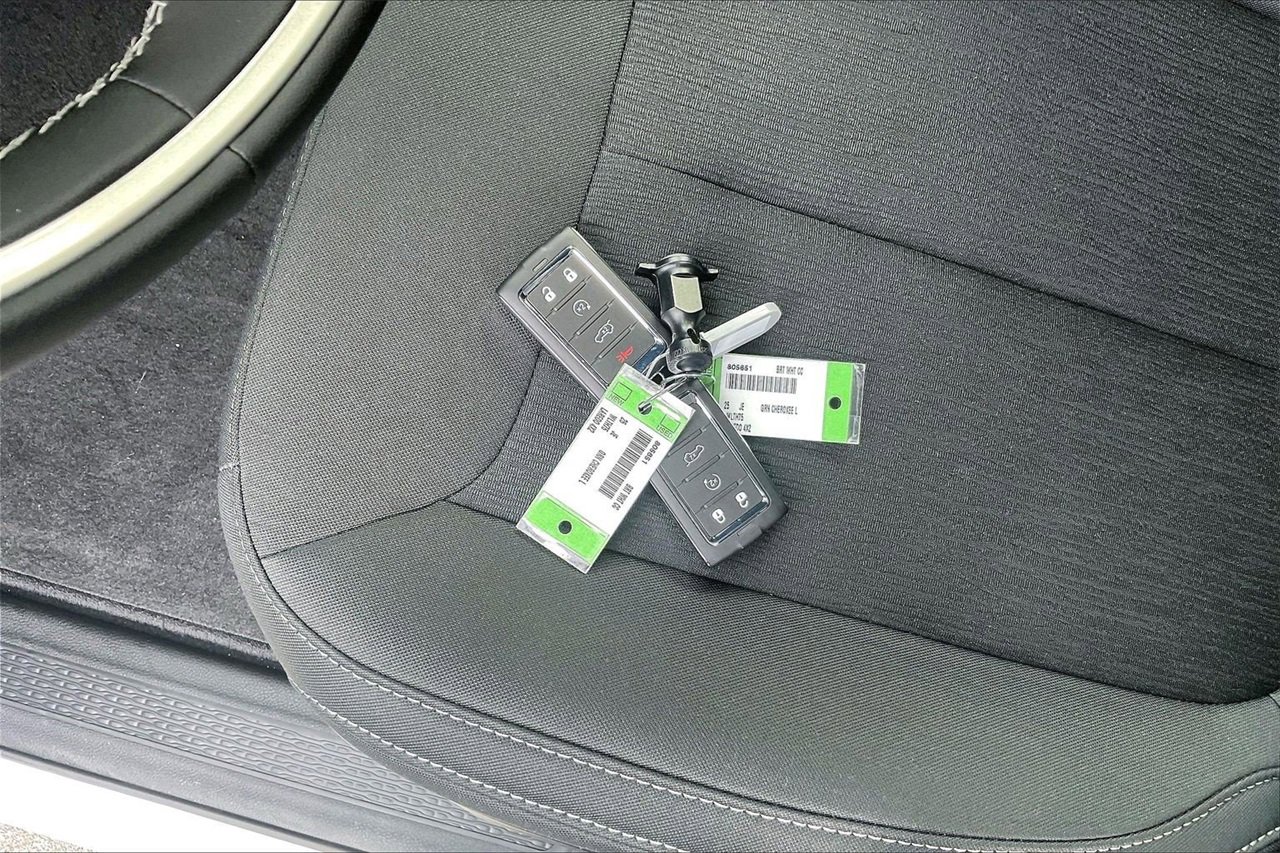 New 2025 Jeep Grand Cherokee L Laredo w/ Luxury Tech Group I image 32