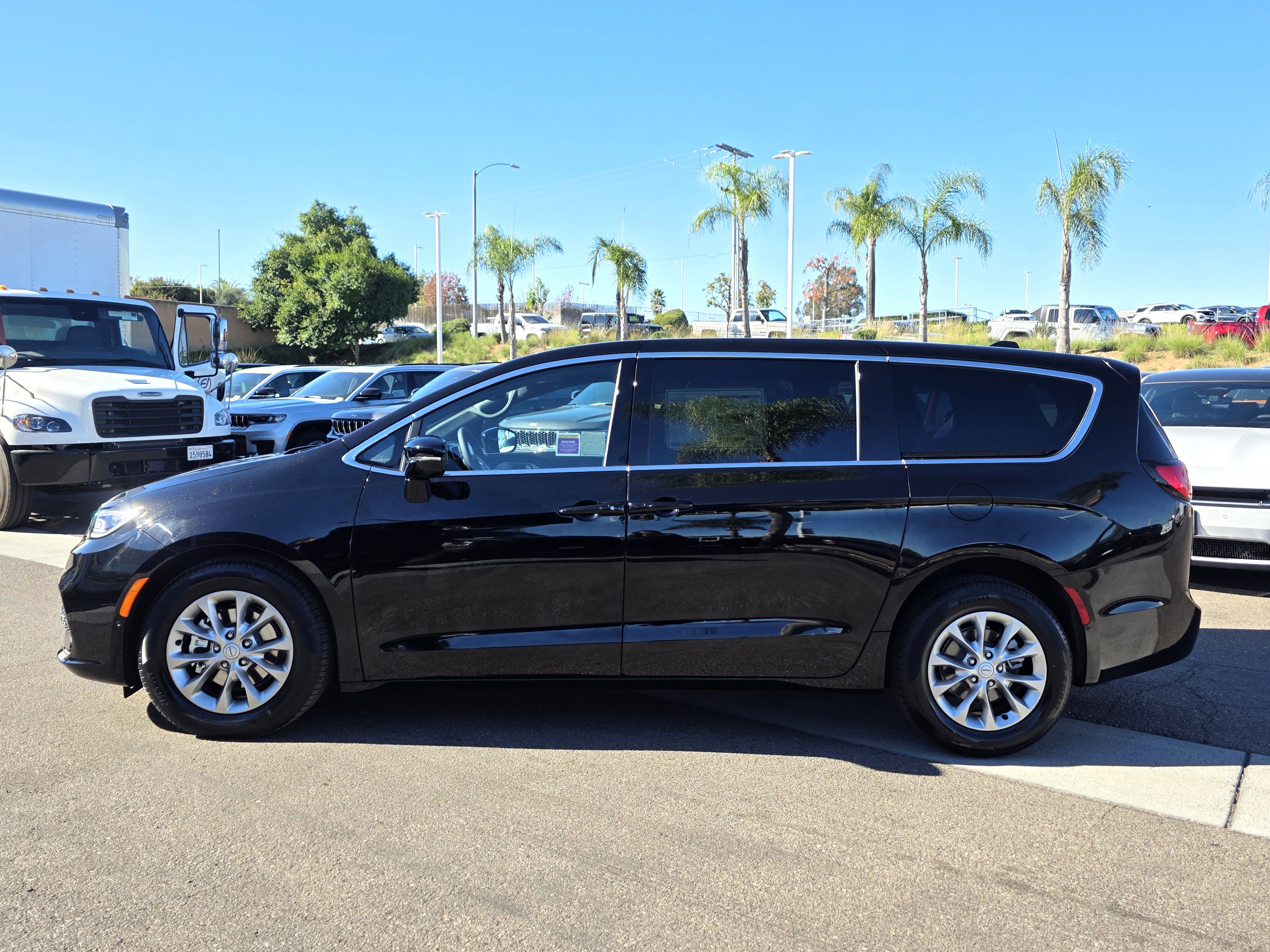 New 2026 Chrysler Pacifica Limited FWD image 2