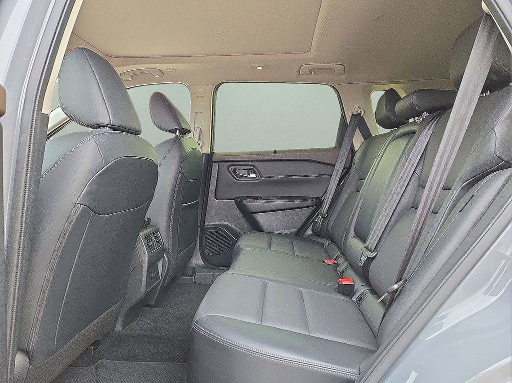 Used 2023 Nissan Rogue SV w/ SV Premium B Package image 16