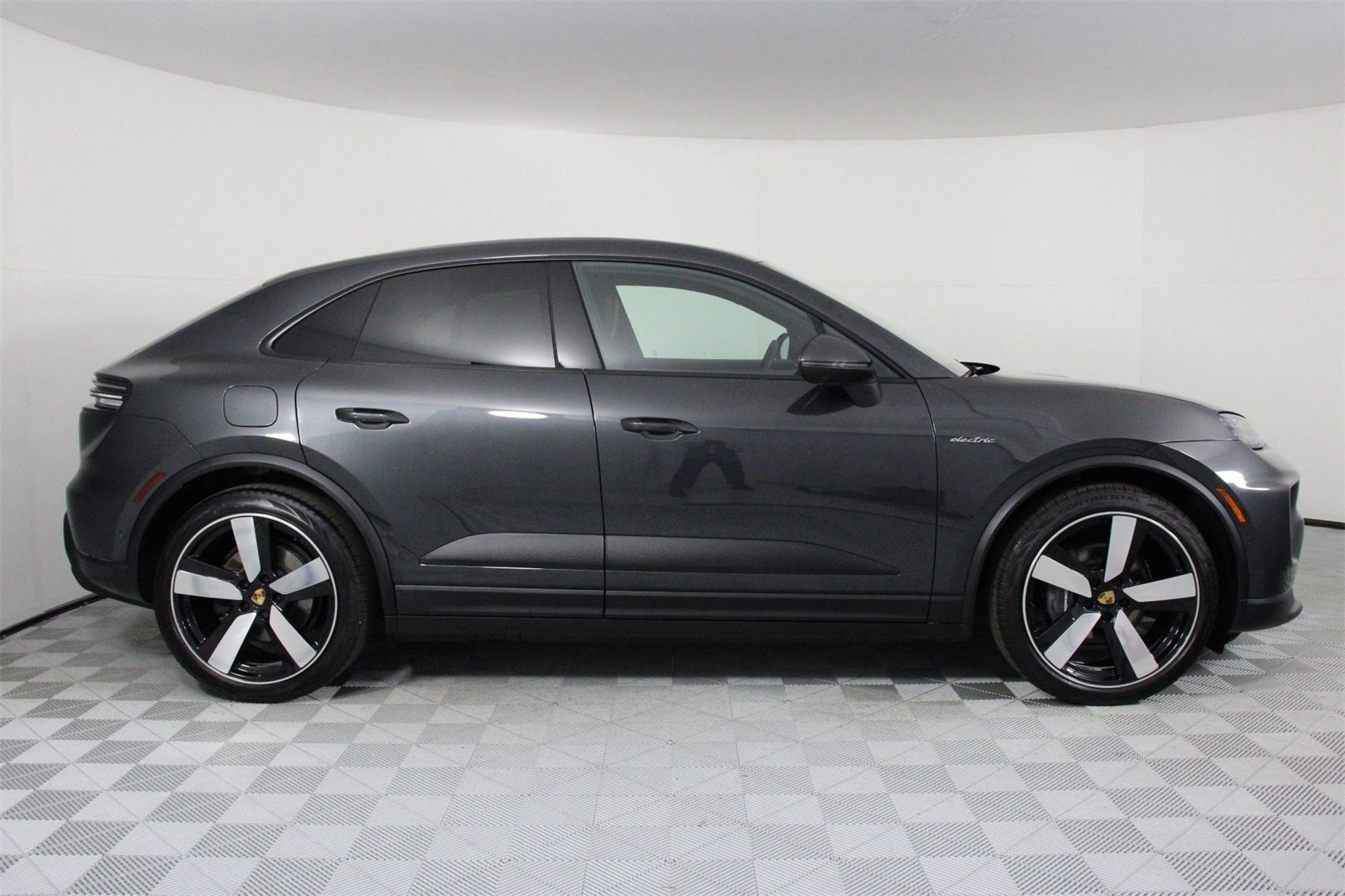 Used 2025 Porsche Macan 4 Electric image 8
