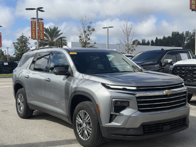 Used 2026 Chevrolet Traverse LT w/ Driver Confidence Package FWD image 2
