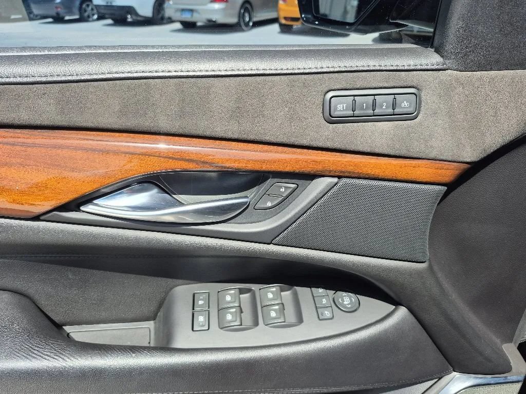 Used 2018 Cadillac Escalade Luxury RWD image 12