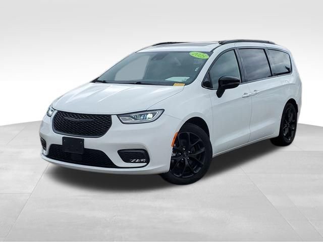 Used 2025 Chrysler Pacifica Limited image 1