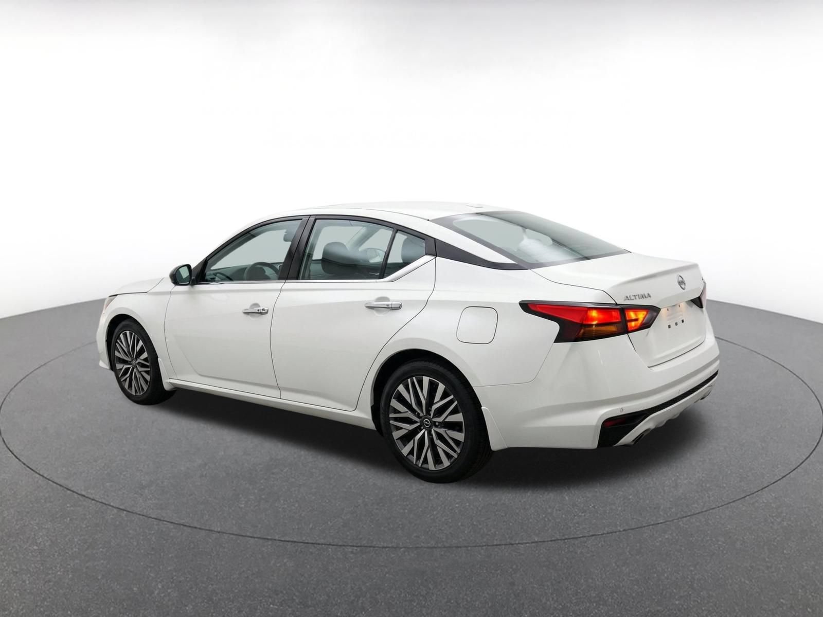 Used 2025 Nissan Altima 2.5 SV FWD image 7