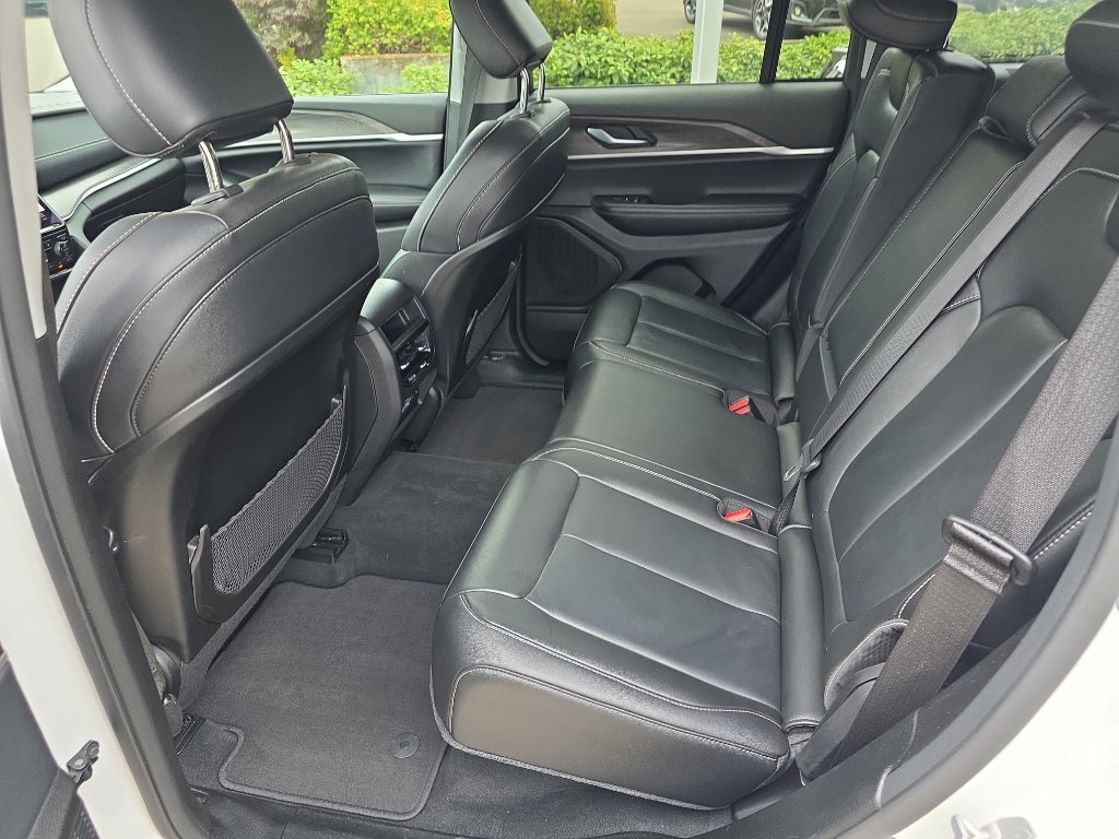 Used 2023 Jeep Grand Cherokee Limited image 17