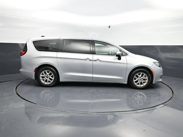 Used 2023 Chrysler Voyager LX FWD image 5