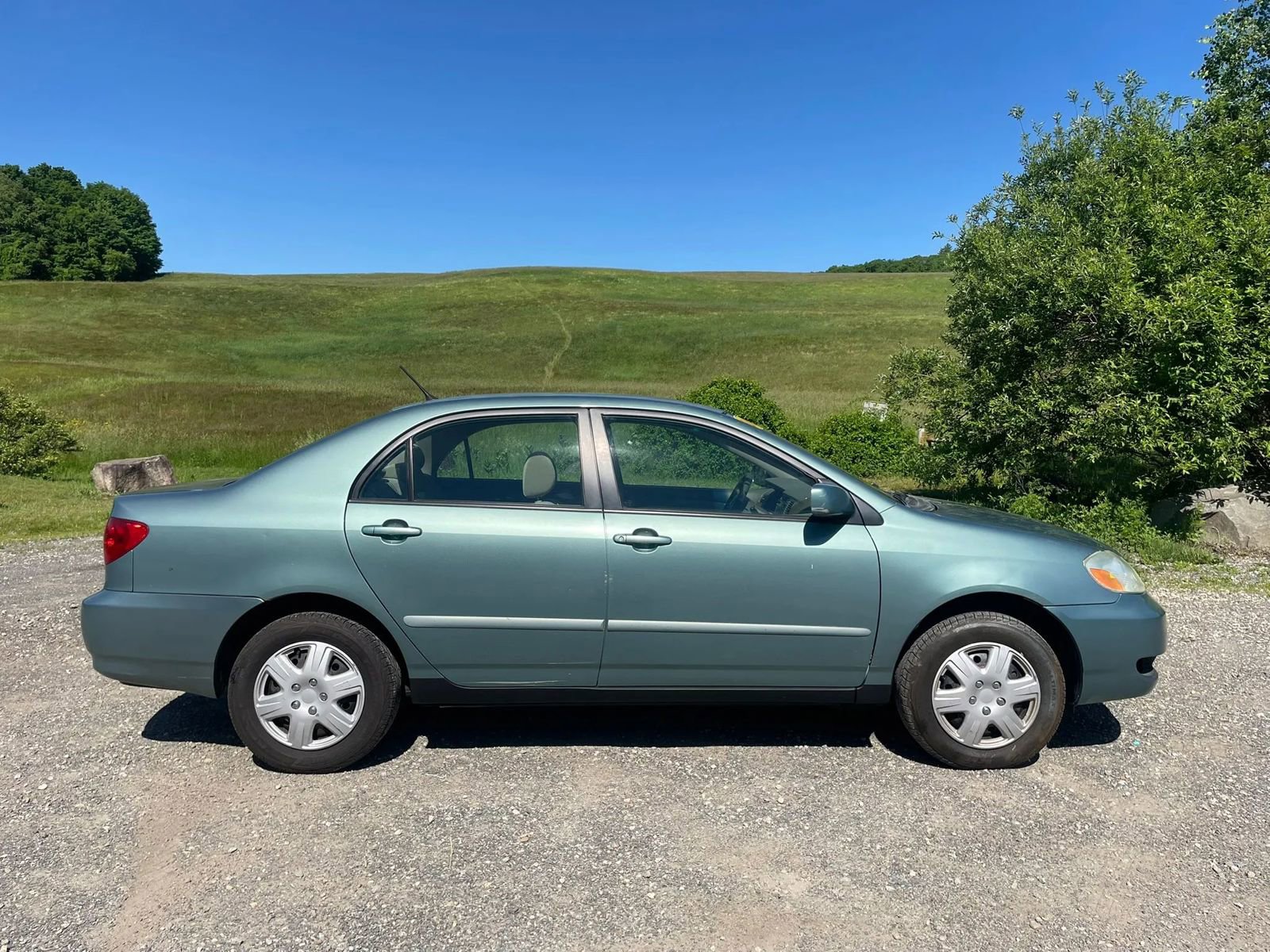 Used 2005 Toyota Corolla CE FWD image 2