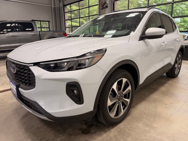 Used 2025 Ford Escape Platinum AWD/4WD image 4