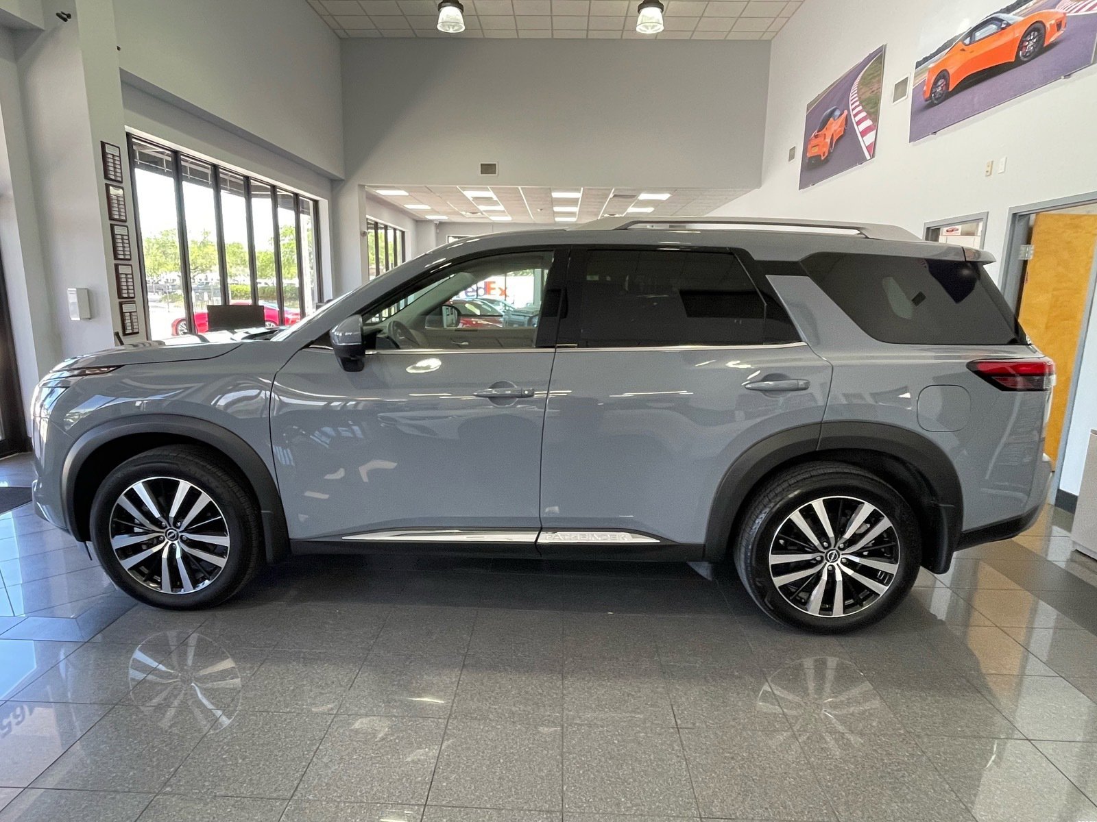Used 2025 Nissan Pathfinder Platinum FWD image 2