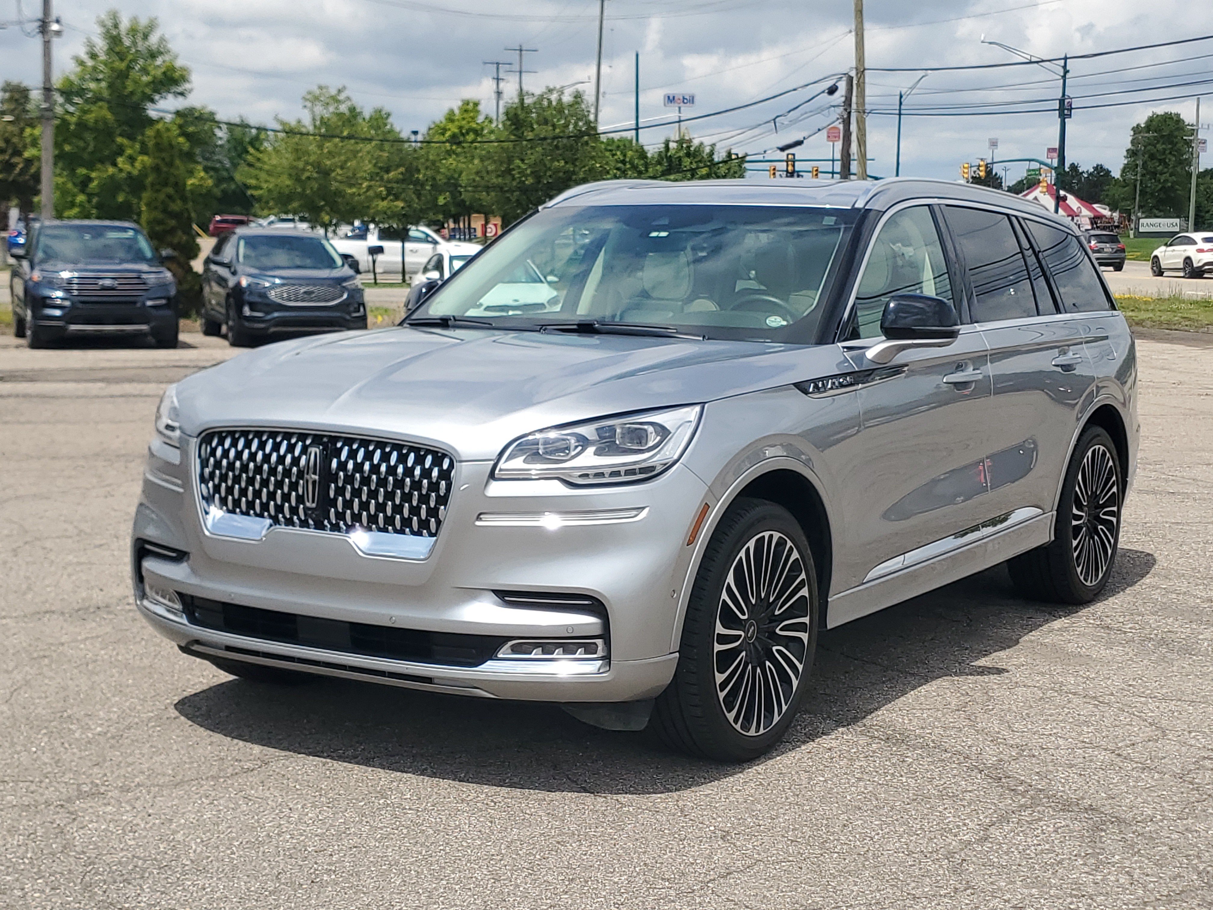 Certified 2024 Lincoln Aviator Black Label w/ Class IV Trailer Tow Package AWD/4WD image 3